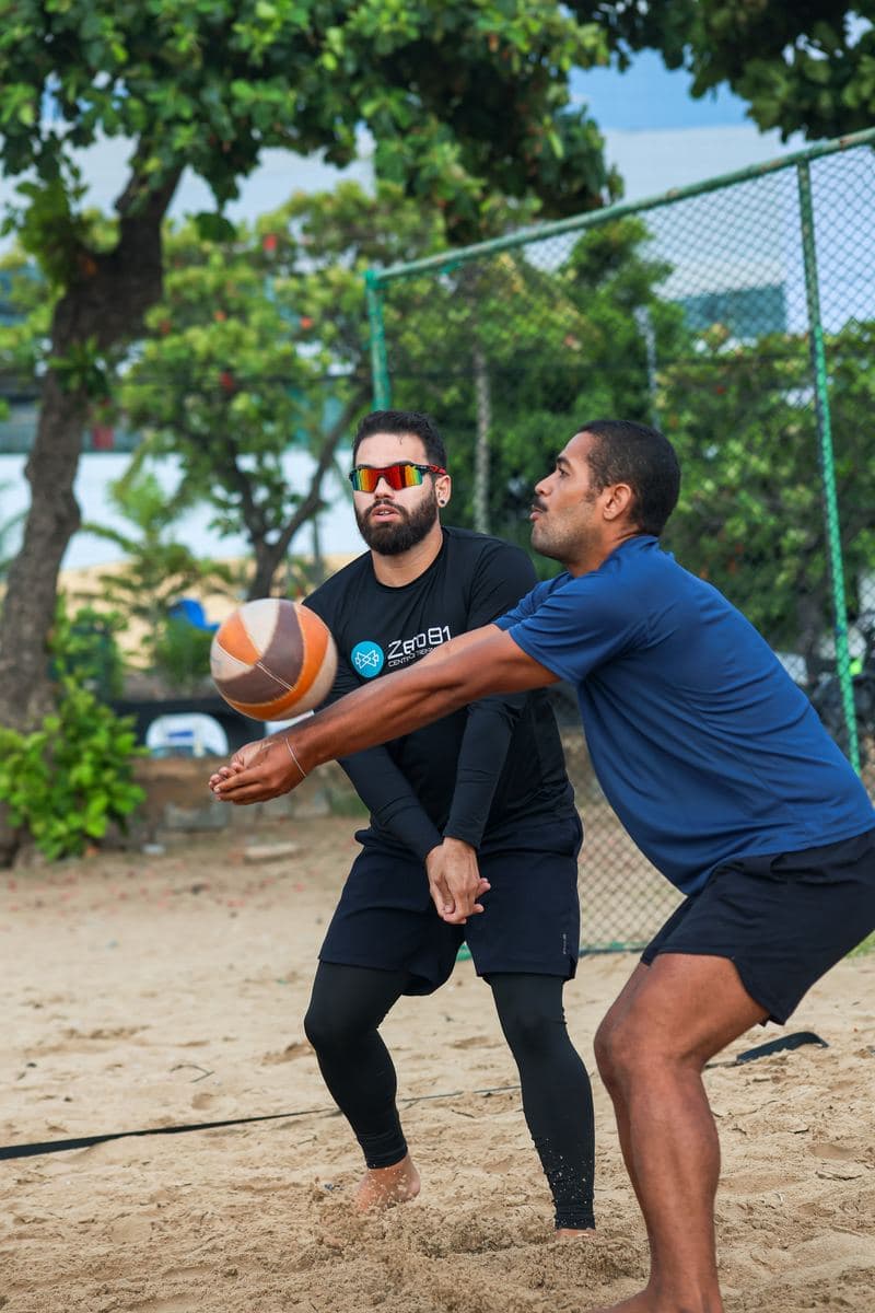 Dupla treinando recepção na areia