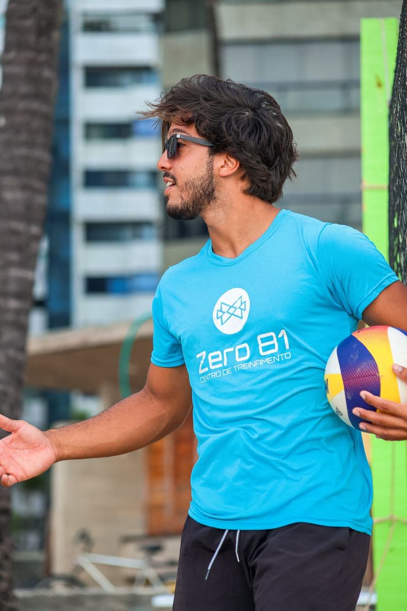 Aluno com camiseta Zero 81 conversando antes do jogo